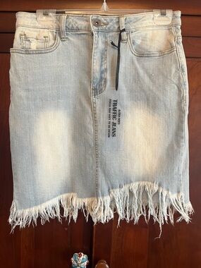 NWT Traffic Soft Frayed Hem Light Wash Denim Skirt Juniors Sz. 7.  Casual